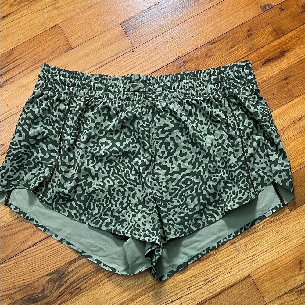 Women's green print Athleta Hustle 3” running short M.